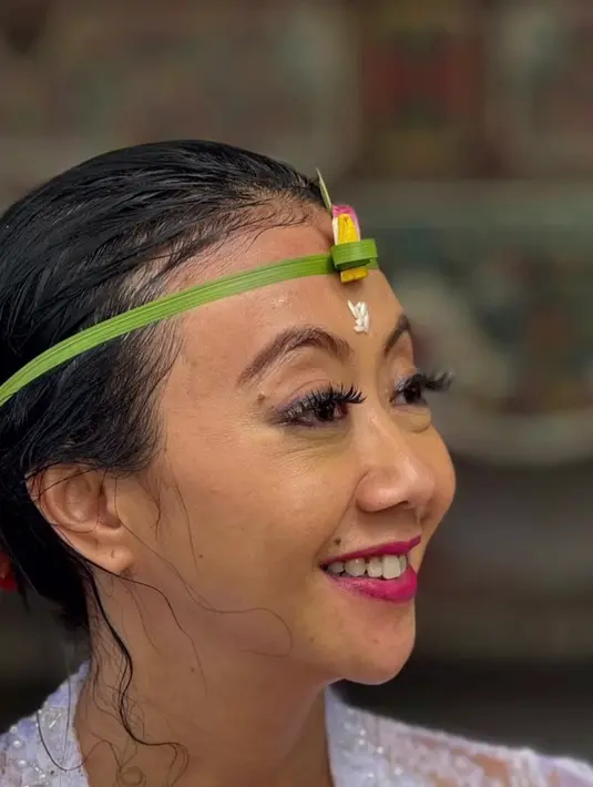 Momen kebersamaan keduanya juga diabadikan dalam potret yang memperlihatkan mereka mengenakan busana adat Bali. Asri Welas dan Happy Salma terlihat akrab, menikmati suasana khas Pulau Dewata yang sarat dengan nuansa budaya dan spiritualitas. (Liputan6.com/IG/@asri_welas)