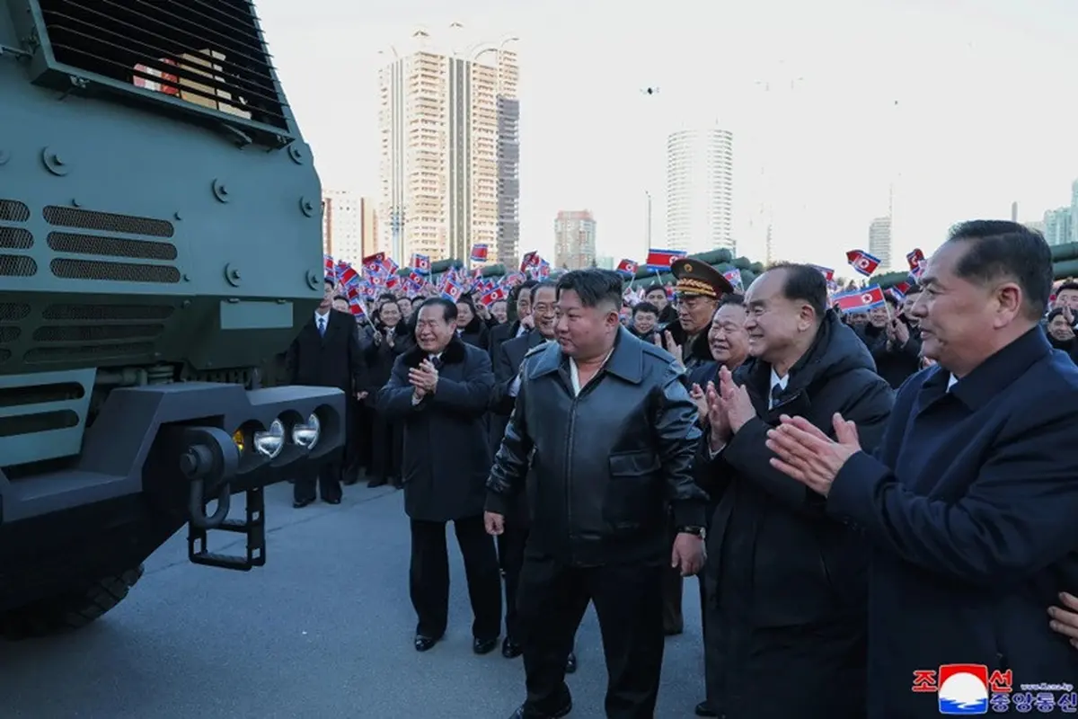 Kim Jong Un menghadiri upacara militer di Pyongyang, 18 Februari 2026. Foto dirilis pemerintah Korea Utara dan tidak dapat diverifikasi independen. (KCNA via AP)