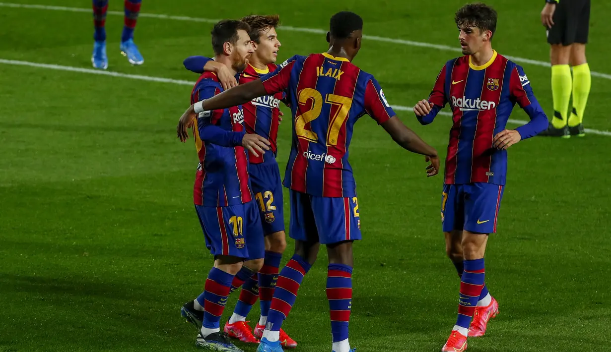 Penyerang Barcelona, Francisco Trincao (kanan) berselebrasi dengan rekan-rekannya usai mencetak gol ke gawang Deportivo Alaves pada pertandinga lanjutan La Liga Spanyol di stadion Camp Nou, Spanyol, Minggu (14/2/2021). Barcelona kini berada diuruta kedua dengan 46 angka. (AP Photo/Joan Monfort)