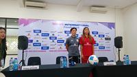 Pelatih Timnas Indonesia Putri, Akira Higashiyama, dan sang pemain Claudia Scheunemann. (Bola.com/Ana Dewi)