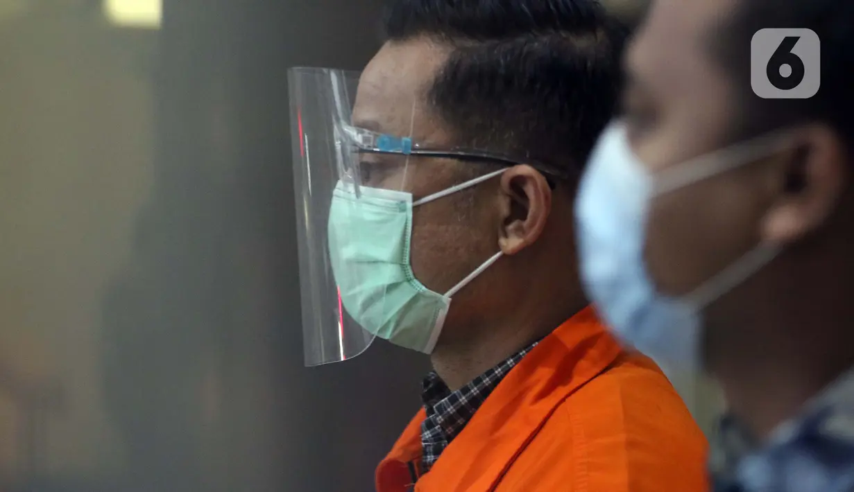 Mantan Menteri Sosial, Juliari Peter Batubara berjalan meninggalkan gedung KPK usai menjalani pemeriksaan, Jakarta, Jumat (29/1/2021). Juliari Batubara resmi ditahan KPK pada Minggu (6/12/2020) lalu terkait kasus suap pengadaan Bantuan Sosial penanganan COVID-19. (Liputan6.com/Helmi Fithriansyah)