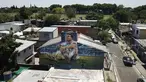 Mural pemain sepak bola Lionel Messi menutupi rumah tempatnya tinggal di Rosario, Argentina, Rabu (14/12/2022). Lionel Messi dilahirkan, besar dan tumbuh, di Rosario. (AP Photo/Rodrigo Abd)