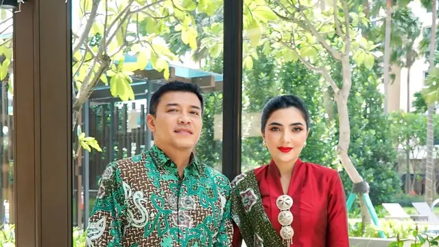 Gaya Kris Dayanti, Ashanty, dan Luhde Menzel, Trio Mama Berwastra Hadiri Wisuda Sarah Menzel