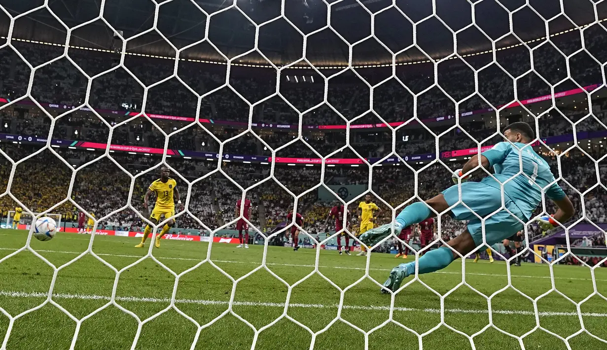 Penyerang Ekuador, Enner Valencia mencetak gol pembuka melalui penalti ke gawang Qatar pada pertandingan grup A Piala Dunia 2022 di Stadion Al Bayt di Al Khor, Qatar, Minggu (20/11/2022). Tembakan pelan Valencia ke sisi kiri gawang mengecoh kiper Qatar, Saad Abdullah Al Sheeb. (AP Photo/Ariel Schalit)