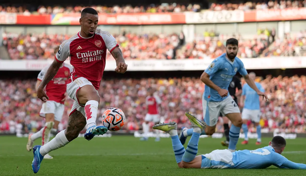 Pemain Arsenal Gabriel Jesus mengontrol bola saat melawan Manchester City pada pertandingan sepak bola Liga Premier Inggris di Emirates Stadium, London, Inggris, Minggu (8/10/2023). Arsenal mengalahkan Manchester City dengan skor 1-0 berkat gol Gabriel Martinelli. (AP Photo/Kirsty Wigglesworth)