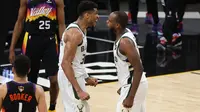 Selebrasi dua pemain Bucks Giannis Antetokounmpo dan Khris Middleton usai mengalahkan Suns di NBA Finals 2021 gim kelima (AFP)