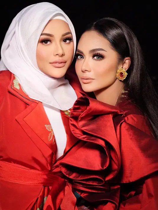 Netizen memuji jika Diva dan calon diva ini terlihat seperti kembar. Kecantikan keduanya makin terpancar lewat gaun merah membara. (Instagram @dhirmanputra)