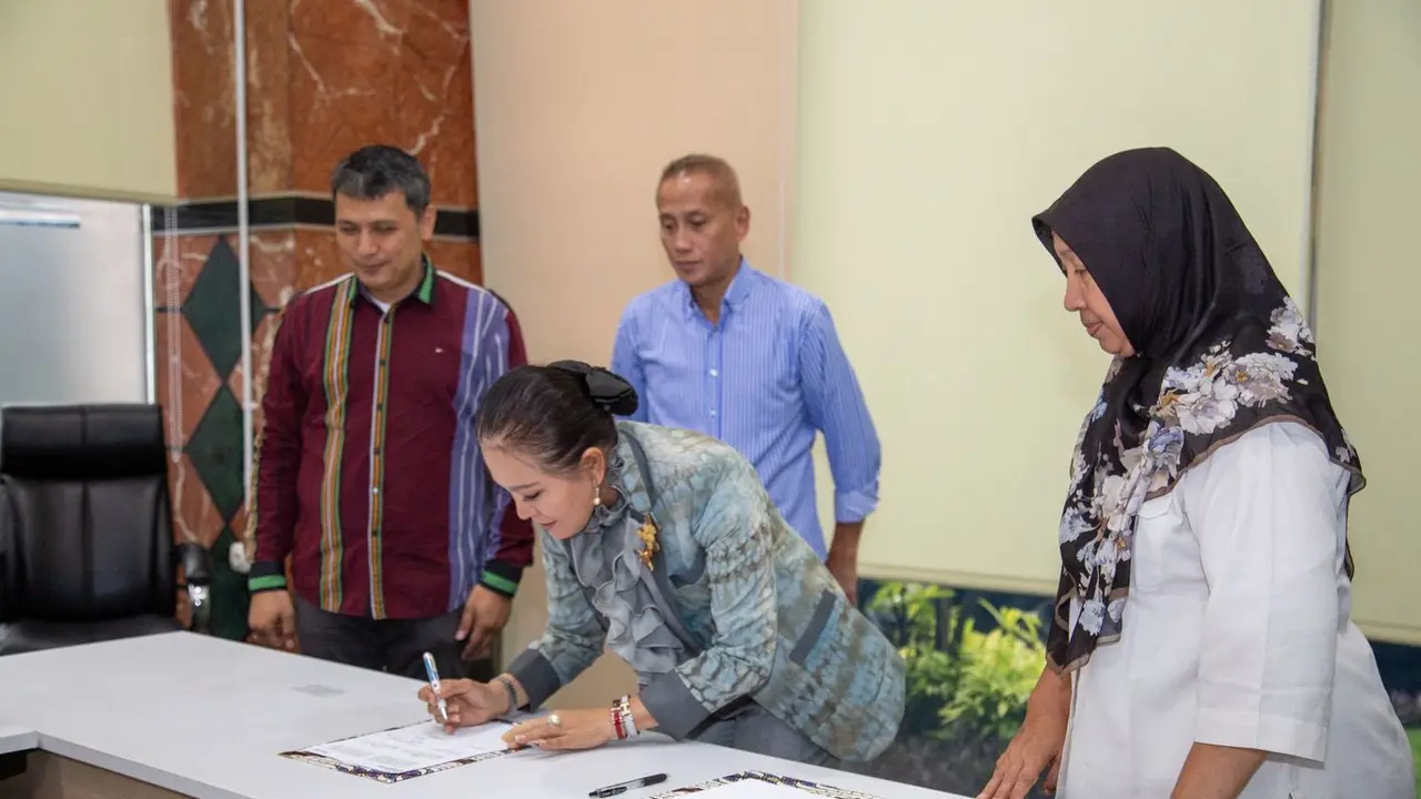 Asuransi Sinar Mas menandatangani MoU mengenai Energy Saving Insurance (ESI) di Indonesia dengan BaselAgency for Sustainable Energy (BASE). (Dok Sinar Mas)