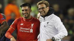 Pelatih Liverpool, Juergen Klopp, tertawa bersama gelandangnya Emre Can usai menaklukan MU pada ajang Liga Europa. Tidak ada jarak antara sang pelatih dan anak asuhnya. (Reuters/Phil Noble)