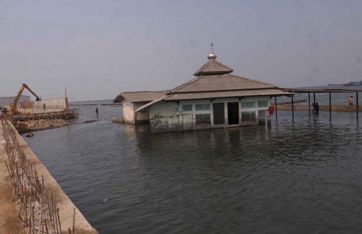 Memantau perkembangan proyek tanggul di Pantai Muara Baru