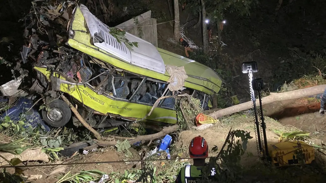 Kecelakaan bus dalam perjalanan ke Culasi di Antique dari Provinsi Iloilo Filipina, jatuh sejauh 30 meter ke dalam jurang. (Iloilo City Disaster Risk Reduction and Management Office – Urban Search and Rescue Unit via AP)