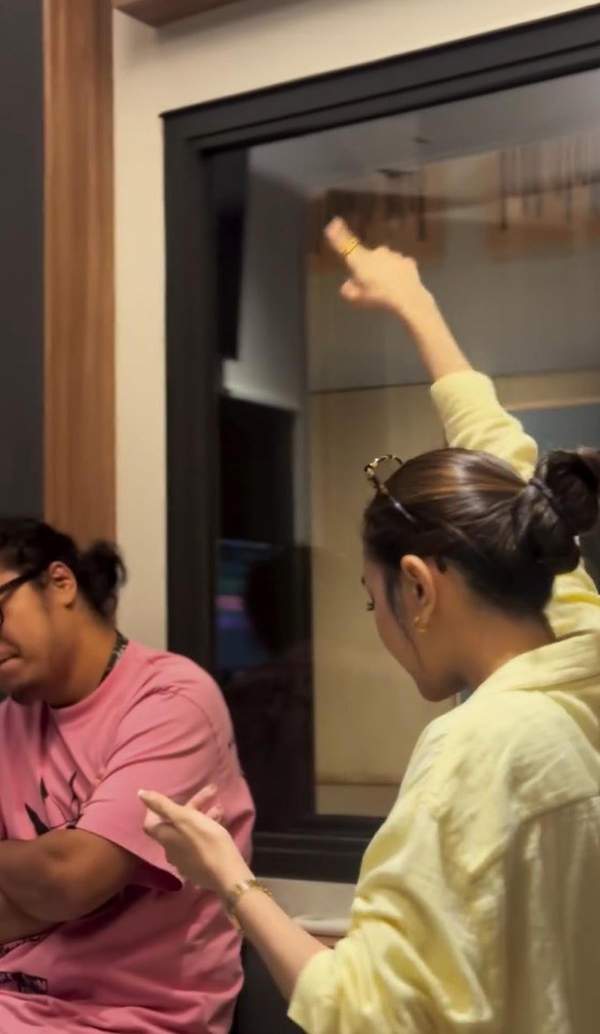7 Potret Mahalini Bimbing Betrand Peto & Anggis di Studio, Lagu Duet Menggetarkan Hati Siap Rilis