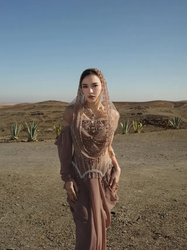 Bak Karakter Dune, Mahalini Tampil Elegan dalam Gaun Bertudung di Pernikahan Sahabat di Maroko