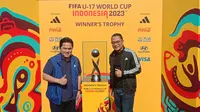 Ketua Umum PSSI, Erick Thohir, dan&nbsp;Wali Kota Surabaya, Eri Cahyadi, memamerkan trofi Piala Dunia U-17 di&nbsp;Balai Pemuda Surabaya, Minggu (29/10/2023) pagi WIB. (Bola.com/Aditya Wany)
