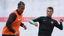 Bek Portugal, Bruno Alves berebut bola dengan Cristiano Ronaldo saat latihan di Kratovo, Moskow (10/6). Bek 36 tahun ini menjalani laga ke-100-nya di Piala Dunia 2018 ini.  Saat ini Alves bermain di Rangers FC. (AFP Photo/Francisco Leong)