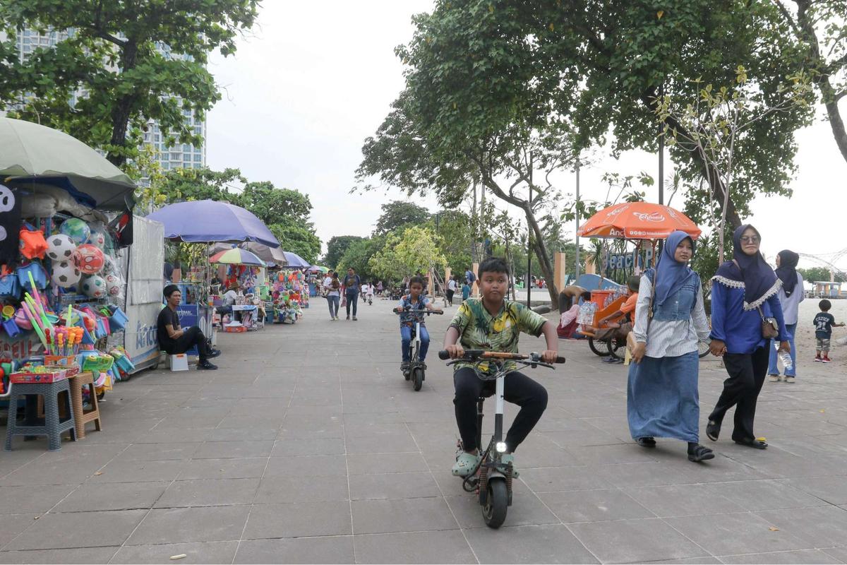 Ratusan ribu pengunjung padati Pantai Lagoon Ancol saat libur Waisak