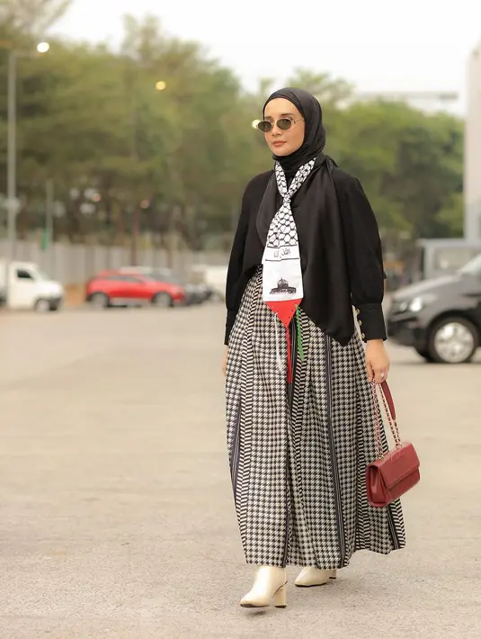 Penampilan Zaskia Sungkar saat memamerkan koleksi di Jakarta Muslim Fashion Week 2024 menjadi sorotan. [@zaskiasungkar15]