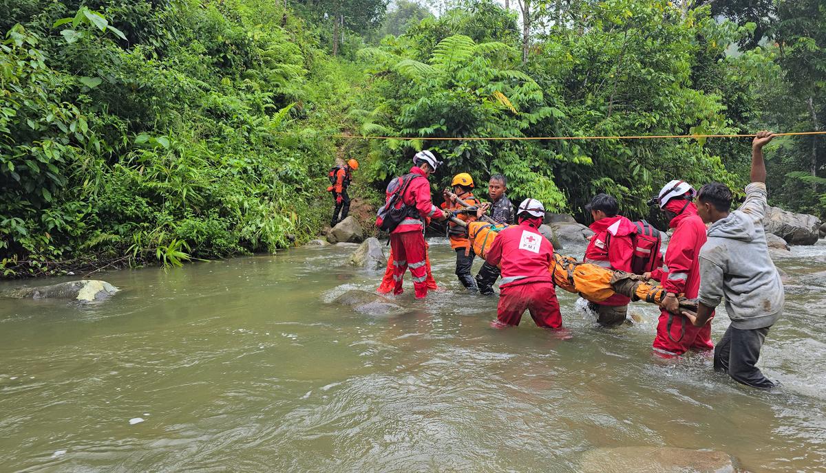 evakuasi korban longsor tambang emas di solok