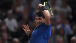 Petenis Spanyol, Rafael Nadal melakukan pukulan ke arah petenis Korea Selatan, Hyeon Chung pada babak kedua Paris Masters di Paris, Rabu (1/11). Nadal mengalahkan Chung 7-5, 6-3 dalam satu jam dan 48 menit. (CHRISTOPHE ARCHAMBAULT / AFP)
