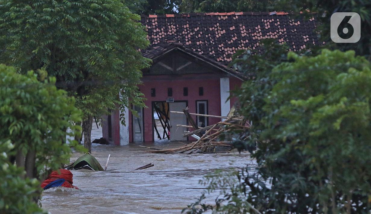Suasana banjir akibat tanggul jebol di Desa Sumberurip Pebayuran, Kabupaten Bekasi, Jawa Barat, Senin (22/2/2021). Banjir akibat luapan sungai Citarum mengakibatkan 5 Desa terisolir selama tiga hari akibat tanggul sungai Citarum jebol. (Liputan6.com/Herman Zakharia)