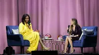 Michelle Obama berbincang tentang bukunya "Becoming" dengan Sarah Jessica Parker di Barclays Center, New York City, Amerika Serikat, 19 Desember 2018. (DIA DIPASUPIL / GETTY IMAGES NORTH AMERICA / AFP)