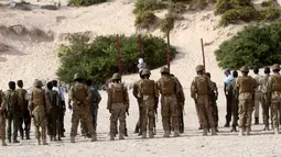 Sejumlah petugas saat bersiap melakukan eksekusi mati terhadap anggota kelompok Islam Somalia Al Shabaab di Somalia, (11/4).Sebelumnya Dua anggota kelompok pejuang Al-Shabaab Somalia telah di eksekusi mati. (REUTERS / Ismail Taxta)
