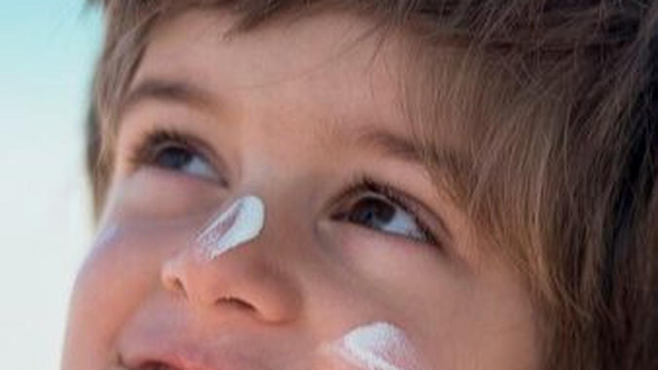 Anak-anak sebaiknya menggunakan sunscreen yang khusus dirancang untuk mereka. Meskipun anak-anak di atas usia 5 tahun bisa menggunakan sunscreen dewasa, disarankan untuk tetap menggunakan sunscreen khusus anak.