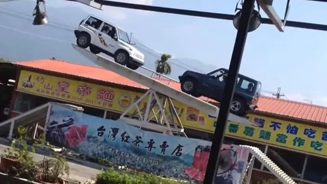 Bikin Tegang, Sepasang Suzuki Escudo Atraksi Main Jungkat Jungkit