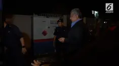 Rumah Najib Razak tiba-tiba digeledah puluhan polisi Malaysia. Mereka melakukan pencarian barang bukti yanng diduga berhubungan dengan kasus pencucian uang.