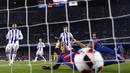 Pemain FC Barcelona, Luis Suarez mencetak gol ke gawang Real Sociedad pada laga perempat final Copa del Rey di Camp Nou, Barcelona 926/1/2017). Barcelona menang 5-2.  (AP/Manu Fernandez)