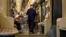 Orang-orang yang mengenakan masker terlihat di dalam kereta bawah tanah di Paris, Prancis, pada 20 Juli 2020. Instruksi pemerintah Prancis untuk mewajibkan penggunaan masker mulai berlaku pada Senin (20/7) di tengah meningkatnya jumlah klister COVID-19. (Xinhua/Aurelien Morissard)