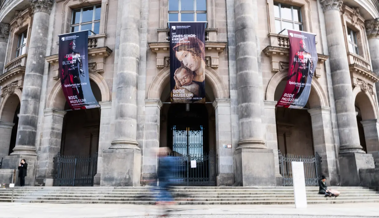 Para pejalan kaki terlihat di depan Museum Bode pada Hari Museum Internasional di Berlin, ibu kota Jerman, (18/5/2020). Menurut kesepakatan pemerintah federal dan negara-negara bagian di Jerman pada 30 April, museum dan galeri di negara tersebut dapat diakses kembali. (Xinhua/Binh Truong)
