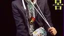 Perpaduan blazer dan hoodie bermotif bikin Song Joong Ki terliha awet muda. [instagram/gq_korea]