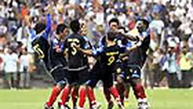 Juara ISL 2009-2010 Arema Indonesia menutup kompetisi dengan sempurna setelah membantai tuan rumah Persija Jakarta 5-1 (2-0) di Stadion Utama Gelora Bung Karno, Jakarta, Minggu (30/5).