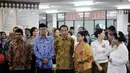 Bersama Mendagri, Tjahyo Kumolo dan Yuddy Chrisnandi (MenPAN-RB), Presiden RI, Joko Widodo (tengah) menyaksikan tes kesehatan saat puncak Peringatan Hari Ibu ke-86 di Gelanggang Olahraga Ciracas, Jakarta, Senin (22/12/2014). (Liputan6.com/Faizal Fanani)