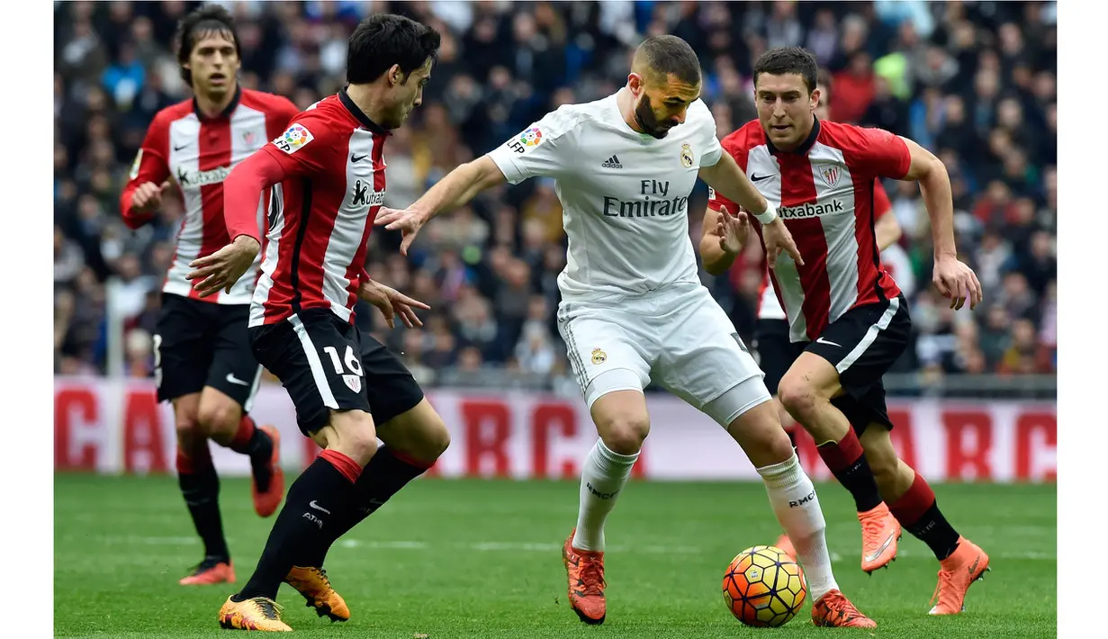 Pemain Real Madrid, Karim Bezema mencoba melewati kawalan para pemain Athletic Bilbao pada lanjtan La Liga Spanyol pekan ke-24 di Stadion Santiago Bernabeu,  Madrid, Sabtu (13/2/2016).  (AFP / Gerrard Julien)