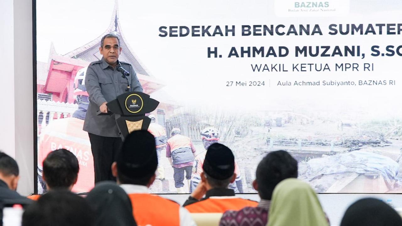 Sekretaris Jenderal Gerindra sekaligus Wakil Ketua MPR Ahmad Muzani menyerahkan dana bantuan kemanusiaan senilai Rp 500 juta kepada Baznas di kantor Baznas, Jakarta, Senin (27/5/2024).