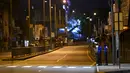 Prajurit  Angkatan Laut  berjaga-jaga di sepanjang jalan yang sepi selama penguncian atau lockdown nasional yang diberlakukan di Kolombo, Sri Lanka, Senin (23/8/2021).  Pemerintah Sri Lanka menerapkan lockdown selama 10 hari ketika kasus corona Covid-19 kembali meningkat. (Ishara S. KODIKARA / AFP)