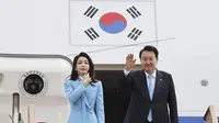 Presiden Korea Selatan Yoon Suk Yeol bersama istrinya Kim Keon Hee di Seoul. (AP)