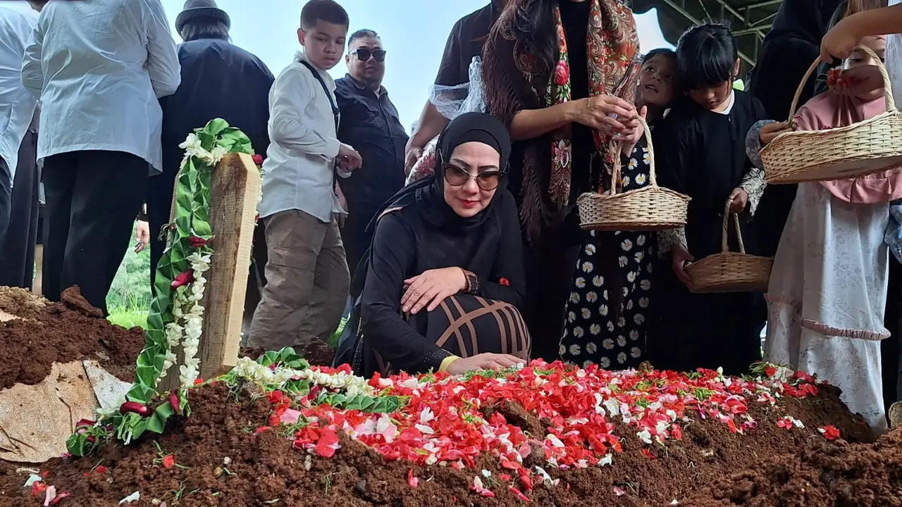 Venna Melinda dalam pemakaman sang ayah. (M Altaf Jauhar/ Liputan6.com)