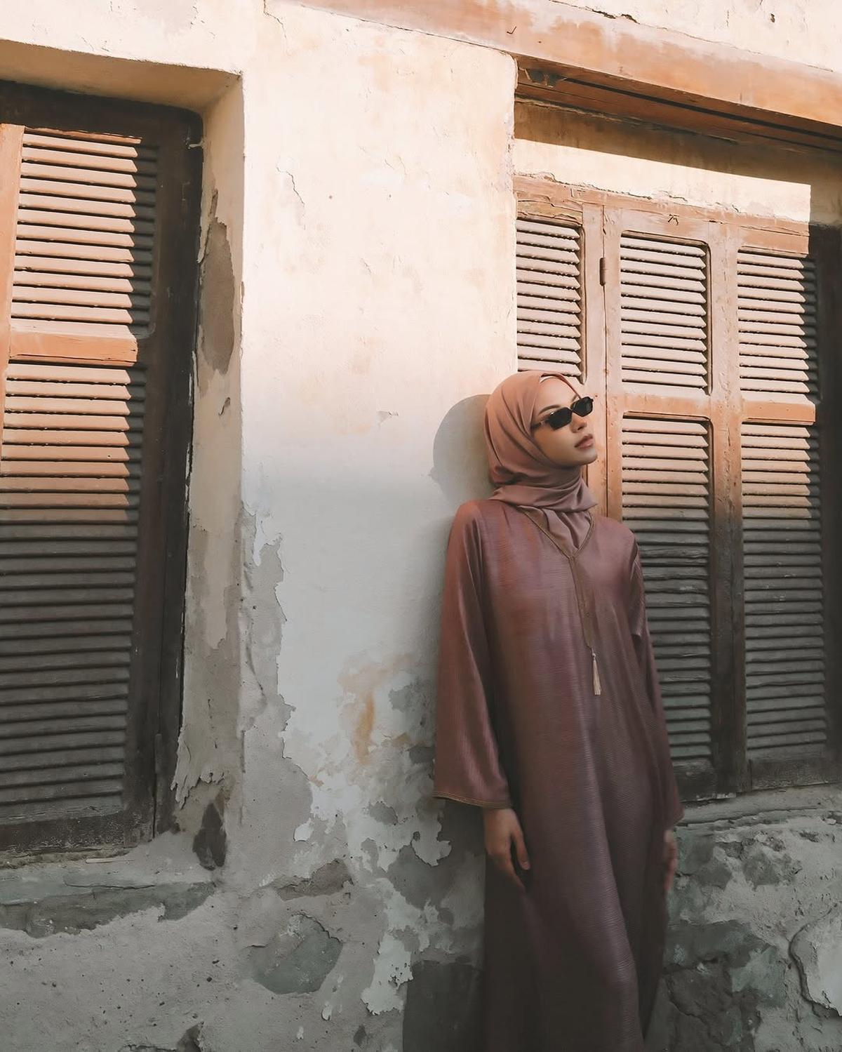 Potret Cantik Alyssa Daguise di Jeddah dengan Balutan Hijab dan Kaftan, Vibenya Muslim Eropa