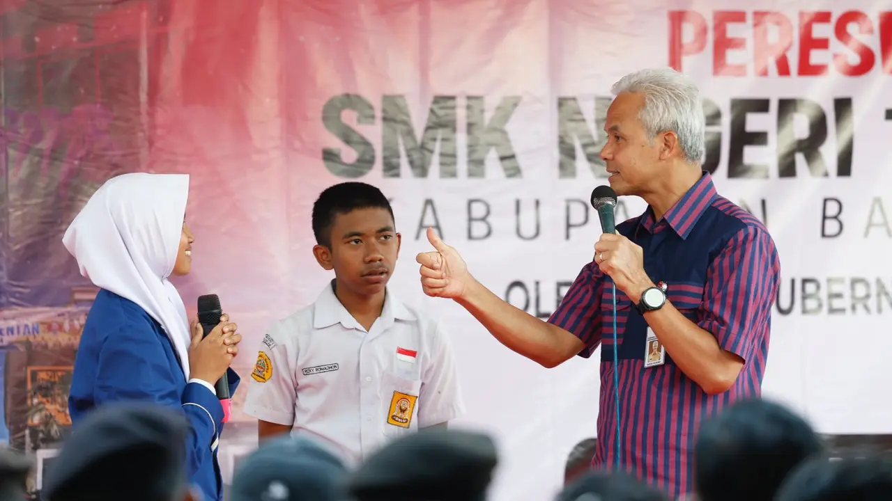 Gubernur Jawa Tengah Ganjar Pranowo saat mengunjungi SMK Negeri 1 Pagentan pada Selasa (25/7/2023).
