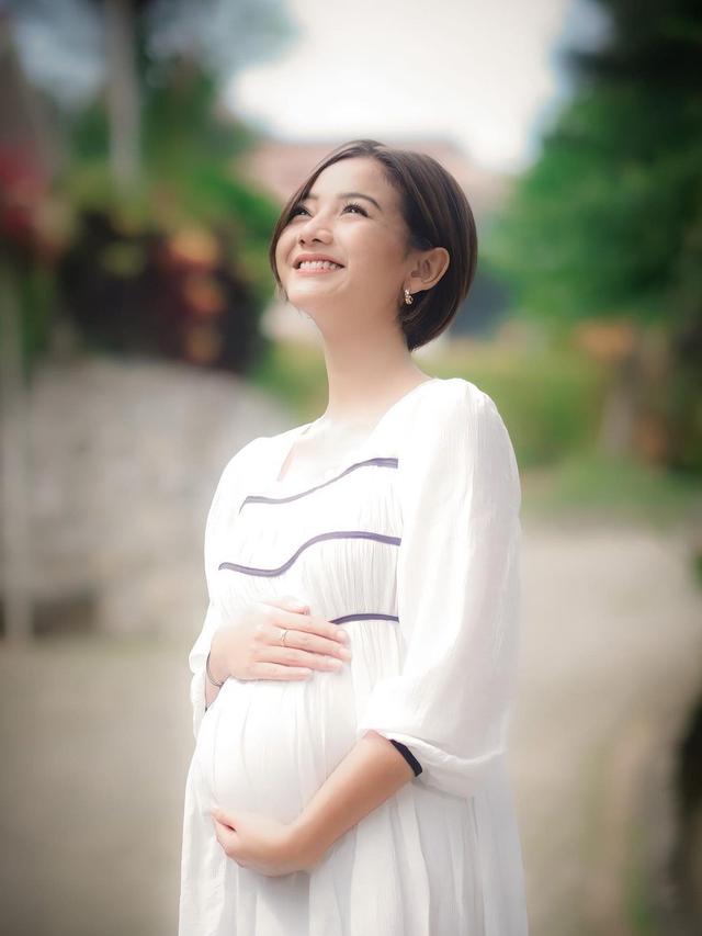 6 Potret Glenca Chysara Perankan Ibu Hamil, Pamer 'Baby Bump' Curi Perhatian