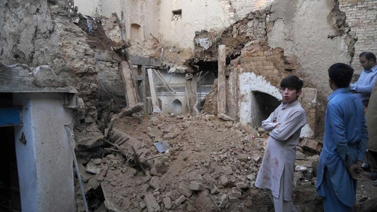 Kerusakan parah akibat gempa 7,7 SR di Pakistan dan Afghanistan