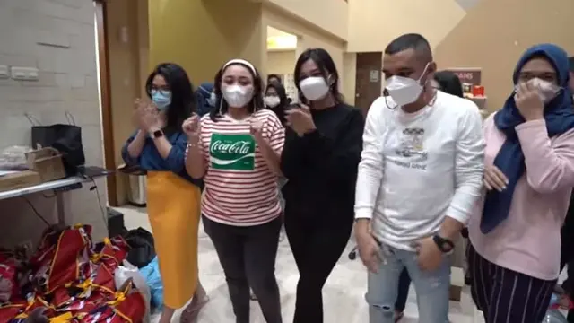 7 Potret Nagita Slavina Bagi-bagi Hampers ke Karyawan, Ada yang Dapat iPhone 12
