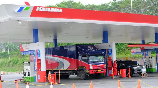 Per Agustus 2023, sebanyak 119 Terminal BBM yang dikelola Pertamina di seluruh wilayah Indonesia sudah mendistribusikan BBM B35 untuk dapat dikonsumsi oleh kendaraan masyarakat. Foto Pertamina