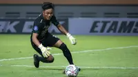 Kiper Persebaya, Ernando Ari Sutaryadi berusaha mengamankan bola saat melawan Borneo FC dalam laga pekan pertama BRI Liga 1 2021/2022 di Stadion Wibawa Mukti, Cikarang, Sabtu (04/09/2021). Persebaya kalah 1-3. (Foto: Bola.com/Bagaskara Lazuardi)