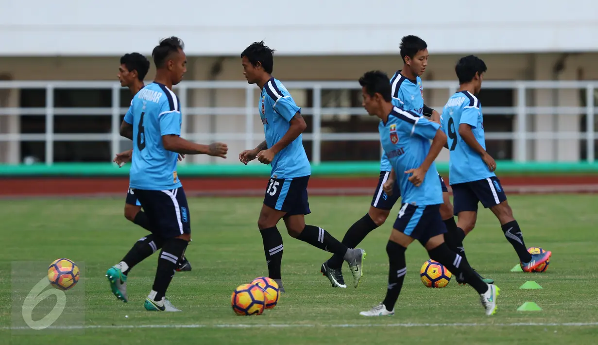 Pemain Timnas Myanmar saat latihan resmi laga persahabatan melawan Timnas Indonesia U-22 di Stadion Pakansari, Kab Bogor, Senin (20/3). Timnas Indonesia U-22 akan melakoni laga uji coba lawan Myanmar, (21/3). (Liputan6.com/Helmi Fithriansyah)