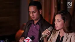 Juru bicara Alexis Group, Lina Novita memberikan keterangan di lantai 2 Hotel Alexis, Jakarta, Selasa (31/10). Alexis menghentikan operasional Hotel dan Griya Pijatnya terkait tidak diperpanjangnya izin hotel oleh Pemprov DKI. (Liputan6.com/Faizal Fanani)