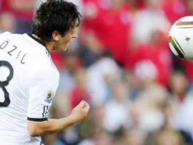 Gaya gelandang Jerman Mesut Ozil menyudnul bola di laga 16 besar PD 2010 melawan Inggris di Free State Stadium, Bloemfontein, 27 Juni 2010. Jerman unggul 4-1. AFP PHOTO / JOHN MAC DOUGALL 